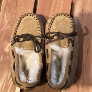 UGG kid slipper size 7/8